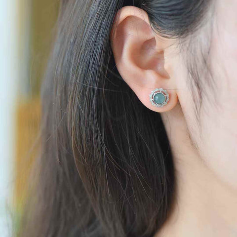 Anting perak sterling 32004#925 bertatahkan cabochon zirkon giok biru. Desainnya unik dan modis, gioknya hangat dan halus, serta efeknya memukau. Spesifikasi giok: (5*5). Biaya pengiriman dan pajak sudah termasuk.