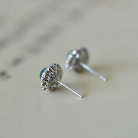 Anting perak sterling 32004#925 bertatahkan cabochon zirkon giok biru. Desainnya unik dan modis, gioknya hangat dan halus, serta efeknya memukau. Spesifikasi giok: (5*5). Biaya pengiriman dan pajak sudah termasuk.