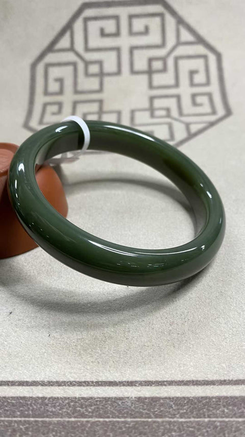 Gelang giok Hetian yang indah, dengan tekstur hangat dan berkilau, struktur seragam, dan kepadatan tinggi di bawah cahaya. Diameter dalam: 61,2 mm, lebar tepi: 12,8 mm. Semua batu terbentuk secara alami. Biaya pengiriman dan pajak sudah termasuk.