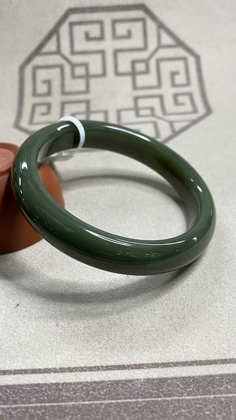 Gelang giok Hetian yang indah, dengan tekstur hangat dan berkilau, struktur seragam, dan kepadatan tinggi di bawah cahaya. Diameter dalam: 61,2 mm, lebar tepi: 12,8 mm. Semua batu terbentuk secara alami. Biaya pengiriman dan pajak sudah termasuk.