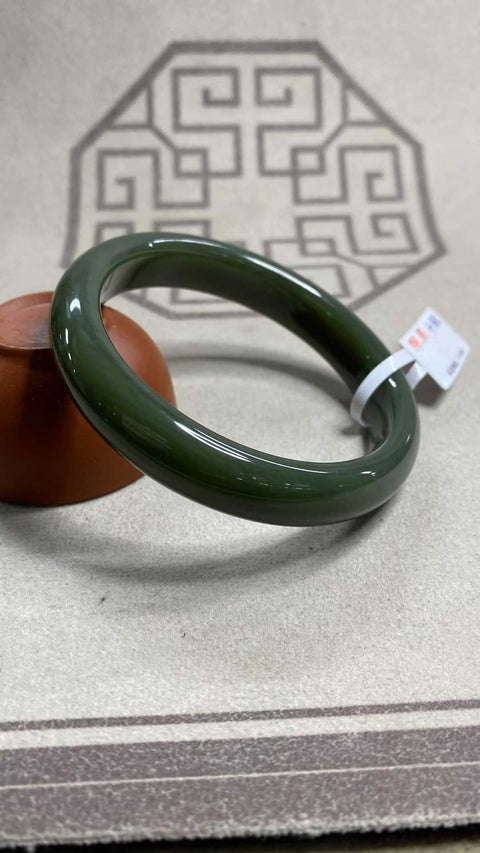 Gelang giok Hetian yang indah, dengan tekstur hangat dan berkilau, struktur seragam, dan kepadatan tinggi di bawah cahaya. Diameter dalam: 61,2 mm, lebar tepi: 12,8 mm. Semua batu terbentuk secara alami. Biaya pengiriman dan pajak sudah termasuk.