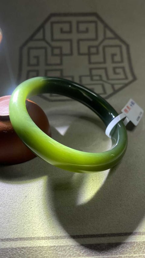 Gelang giok Hetian yang indah, dengan tekstur hangat dan berkilau, struktur seragam, dan kepadatan tinggi di bawah cahaya. Diameter dalam: 61,2 mm, lebar tepi: 12,8 mm. Semua batu terbentuk secara alami. Biaya pengiriman dan pajak sudah termasuk.