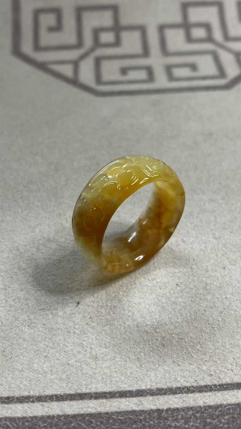 Cincin: Cincin giok Xiuyan berukir indah, menampilkan awan keberuntungan, melambangkan kedamaian, kekayaan, dan kesempurnaan, yang melingkari kebahagiaan. Dimensi: 22 x 10,9 mm. Biaya pengiriman dan pajak sudah termasuk.