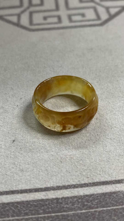 Cincin: Cincin giok Xiuyan berukir indah, menampilkan awan keberuntungan, melambangkan kedamaian, kekayaan, dan kesempurnaan, yang melingkari kebahagiaan. Dimensi: 22 x 10,9 mm. Biaya pengiriman dan pajak sudah termasuk.