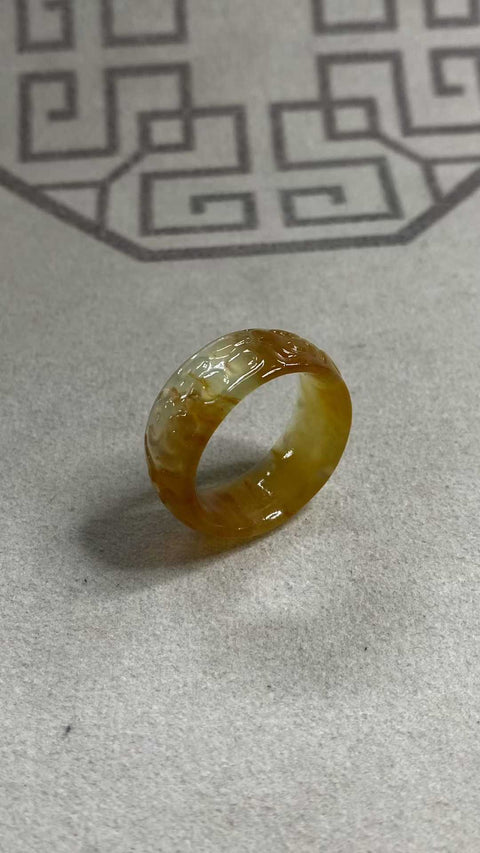Cincin: Cincin giok Xiuyan berukir indah, menampilkan awan keberuntungan, melambangkan kedamaian, kekayaan, dan kesempurnaan, yang melingkari kebahagiaan. Dimensi: 22 x 10,9 mm. Biaya pengiriman dan pajak sudah termasuk.