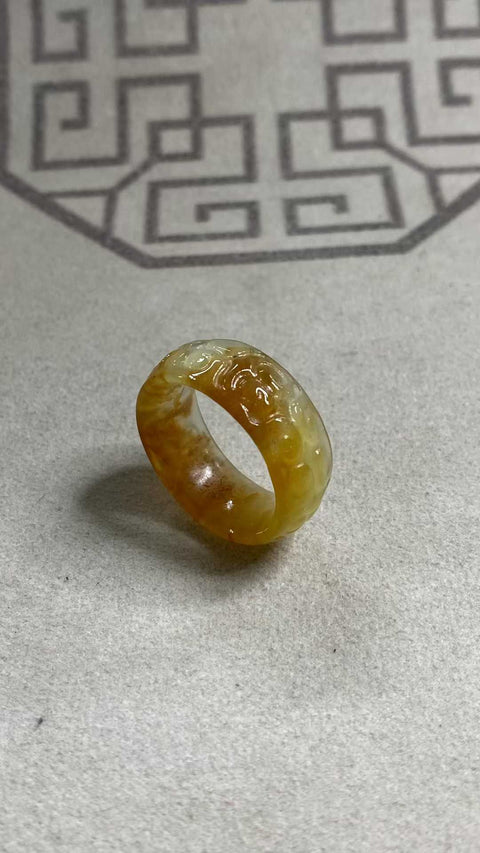 Cincin: Cincin giok Xiuyan berukir indah, menampilkan awan keberuntungan, melambangkan kedamaian, kekayaan, dan kesempurnaan, yang melingkari kebahagiaan. Dimensi: 22 x 10,9 mm. Biaya pengiriman dan pajak sudah termasuk.