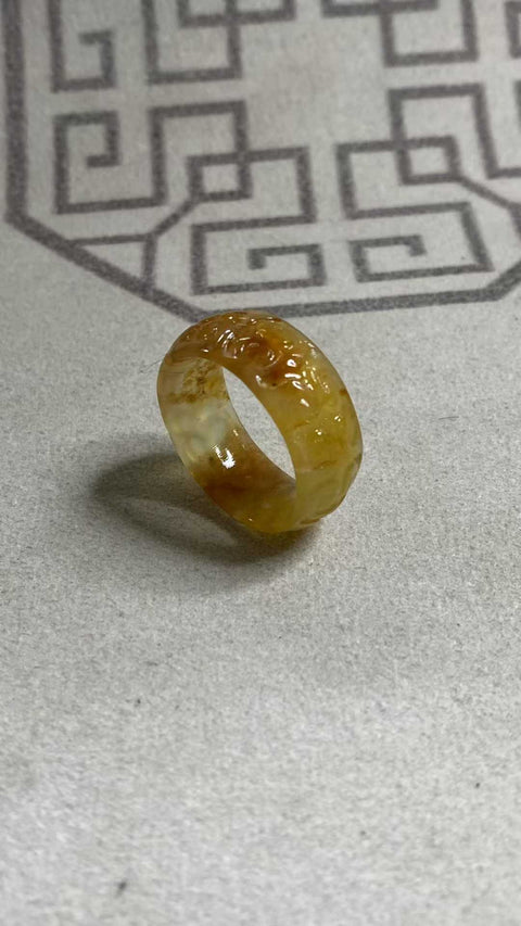 Cincin: Cincin giok Xiuyan berukir indah, menampilkan awan keberuntungan, melambangkan kedamaian, kekayaan, dan kesempurnaan, yang melingkari kebahagiaan. Dimensi: 22 x 10,9 mm. Biaya pengiriman dan pajak sudah termasuk.