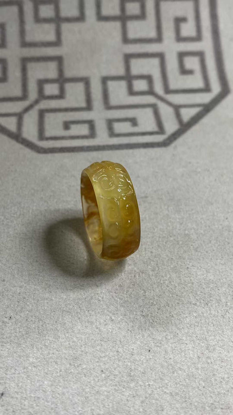 Cincin: Cincin giok Xiuyan berukir indah, menampilkan awan keberuntungan, melambangkan kedamaian, kekayaan, dan kesempurnaan, yang melingkari kebahagiaan. Dimensi: 22 x 10,9 mm. Biaya pengiriman dan pajak sudah termasuk.
