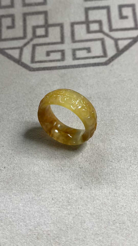 Cincin: Cincin giok Xiuyan berukir indah, menampilkan awan keberuntungan, melambangkan kedamaian, kekayaan, dan kesempurnaan, yang melingkari kebahagiaan. Dimensi: 22 x 10,9 mm. Biaya pengiriman dan pajak sudah termasuk.