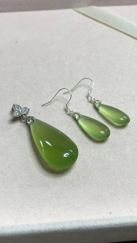 Set anting-anting giok Xiuyan berbentuk tetesan air mata yang indah, berpendar dan tembus cahaya. Ukuran tetesan air mata: 38 x 17 x 10 mm; ukuran anting: 23 x 10 x 5,5 mm. Terbuat dari perak 925. Biaya pengiriman dan pajak sudah termasuk.