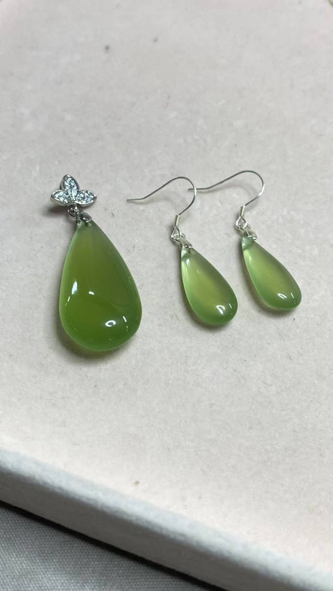 Set anting-anting giok Xiuyan berbentuk tetesan air mata yang indah, berpendar dan tembus cahaya. Ukuran tetesan air mata: 38 x 17 x 10 mm; ukuran anting: 23 x 10 x 5,5 mm. Terbuat dari perak 925. Biaya pengiriman dan pajak sudah termasuk.