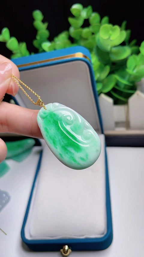 Jadeite Ruyi alami, bertahtakan emas 18 karat, hijau cerah, 3,8 x 2,3 cm. Harga sudah termasuk ongkos kirim dan pajak.