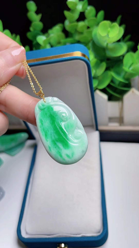Jadeite Ruyi alami, bertahtakan emas 18 karat, hijau cerah, 3,8 x 2,3 cm. Harga sudah termasuk ongkos kirim dan pajak.