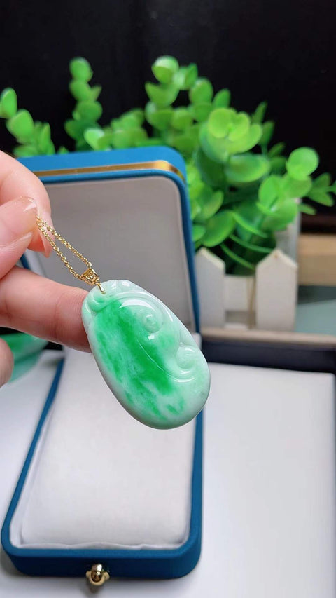 Jadeite Ruyi alami, bertahtakan emas 18 karat, hijau cerah, 3,8 x 2,3 cm. Harga sudah termasuk ongkos kirim dan pajak.