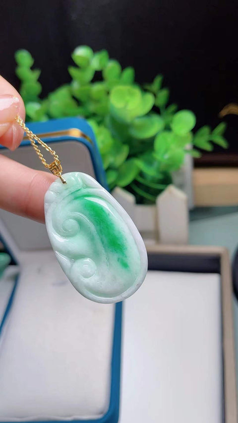 Jadeite Ruyi alami, bertahtakan emas 18 karat, hijau cerah, 3,8 x 2,3 cm. Harga sudah termasuk ongkos kirim dan pajak.