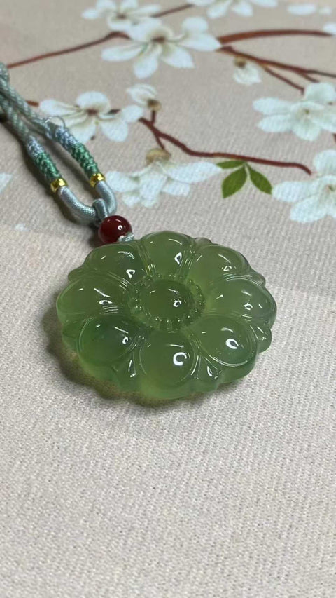 "Bunga Mekar dan Kekayaan": Liontin giok Xiuyan yang indah, melambangkan kedamaian dan kemakmuran. Ukuran: 38 x 9,8 mm. Harga sudah termasuk ongkos kirim dan pajak.