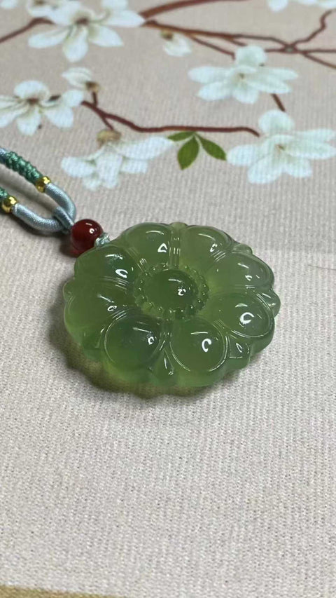"Bunga Mekar dan Kekayaan": Liontin giok Xiuyan yang indah, melambangkan kedamaian dan kemakmuran. Ukuran: 38 x 9,8 mm. Harga sudah termasuk ongkos kirim dan pajak.