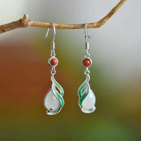 Anting perak sterling 7995#925 bertahtakan bunga magnolia berbentuk tetesan air mata dari giok Hetian. Desainnya unik dan baru, pengerjaannya sangat indah, dan sungguh luar biasa. Dimensi giok: 6*9 cm. Harga sudah termasuk ongkos kirim dan pajak.