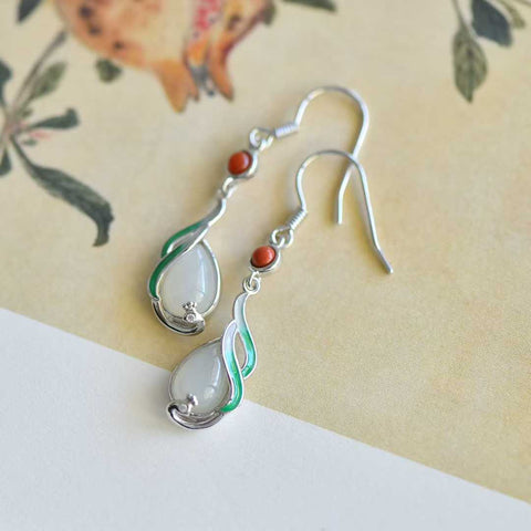 Anting perak sterling 7995#925 bertahtakan bunga magnolia berbentuk tetesan air mata dari giok Hetian. Desainnya unik dan baru, pengerjaannya sangat indah, dan sungguh luar biasa. Dimensi giok: 6*9 cm. Harga sudah termasuk ongkos kirim dan pajak.