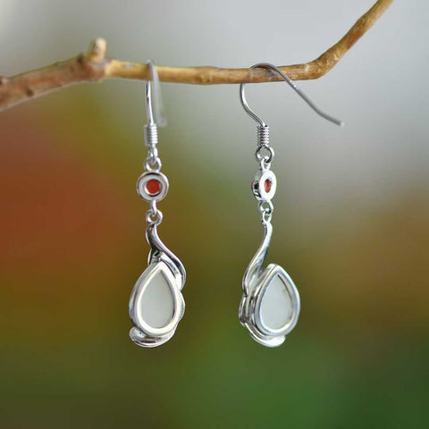 Anting perak sterling 7995#925 bertahtakan bunga magnolia berbentuk tetesan air mata dari giok Hetian. Desainnya unik dan baru, pengerjaannya sangat indah, dan sungguh luar biasa. Dimensi giok: 6*9 cm. Harga sudah termasuk ongkos kirim dan pajak.