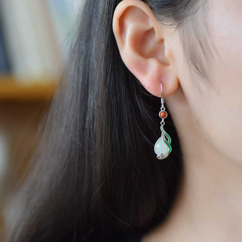 Anting perak sterling 7995#925 bertahtakan bunga magnolia berbentuk tetesan air mata dari giok Hetian. Desainnya unik dan baru, pengerjaannya sangat indah, dan sungguh luar biasa. Dimensi giok: 6*9 cm. Harga sudah termasuk ongkos kirim dan pajak.