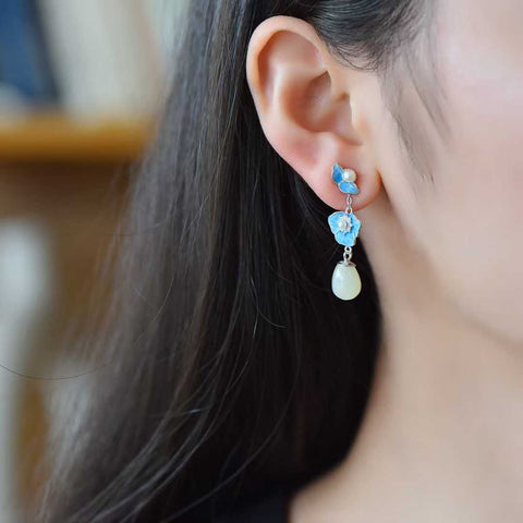 Anting perak sterling 7994#925 dengan liontin bunga magnolia yang dapat dilepas, terbuat dari giok Hetian, desain dua untai. Dimensi giok: 7*10 mm. Harga sudah termasuk ongkos kirim dan pajak.
