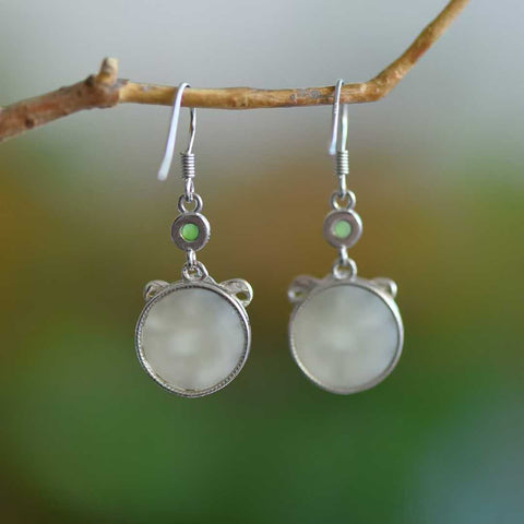Anting-anting bulat bunga magnolia giok Hetian bertatahkan perak sterling 7824#925. Desain unik dan baru, pengerjaan yang sangat indah, dan khas. Ukuran giok: 12*12. Biaya pengiriman dan pajak sudah termasuk.