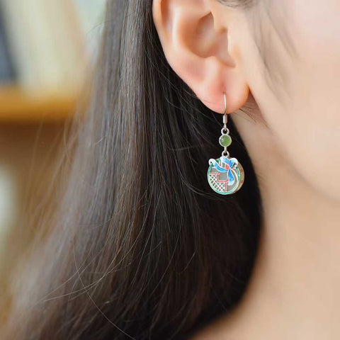 Anting-anting bulat bunga magnolia giok Hetian bertatahkan perak sterling 7824#925. Desain unik dan baru, pengerjaan yang sangat indah, dan khas. Ukuran giok: 12*12. Biaya pengiriman dan pajak sudah termasuk.
