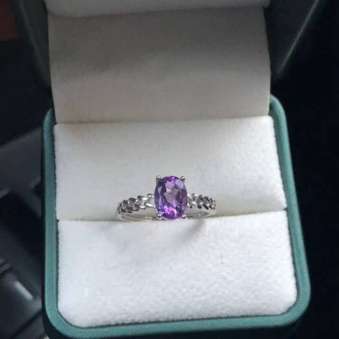 Cincin amethyst yang indah 💍, kejernihan sempurna, penuh api, dan cemerlang! Kualitas sempurna! Ukuran batu utama: 8 x 6 mm, bertahtakan perak sterling S925 berlapis emas putih dengan indah! Biaya kirim dan pajak sudah termasuk.