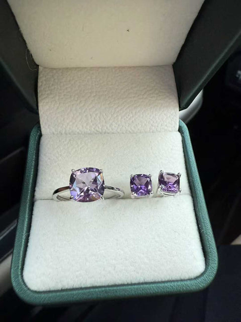 Set cincin dan anting berbentuk bantal amethyst yang indah, sempurna dengan api dan kilau yang membara! Ukuran batu utama: 8 x 8 mm (6 x 6 mm), ditata dengan cermat dalam perak sterling s925 berlapis emas putih! Biaya kirim dan pajak sudah termasuk.