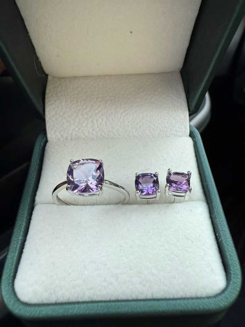 Set cincin dan anting berbentuk bantal amethyst yang indah, sempurna dengan api dan kilau yang membara! Ukuran batu utama: 8 x 8 mm (6 x 6 mm), ditata dengan cermat dalam perak sterling s925 berlapis emas putih! Biaya kirim dan pajak sudah termasuk.