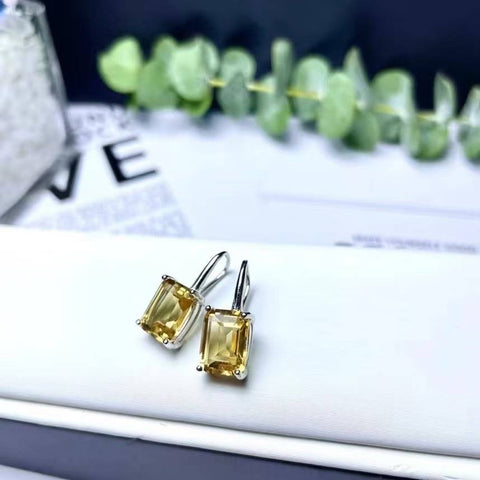 Anting citrine alami, bertahtakan perak sterling S925, batu utama berbentuk persegi panjang berukuran 7*9mm. 🌹Biaya pengiriman dan pajak sudah termasuk.