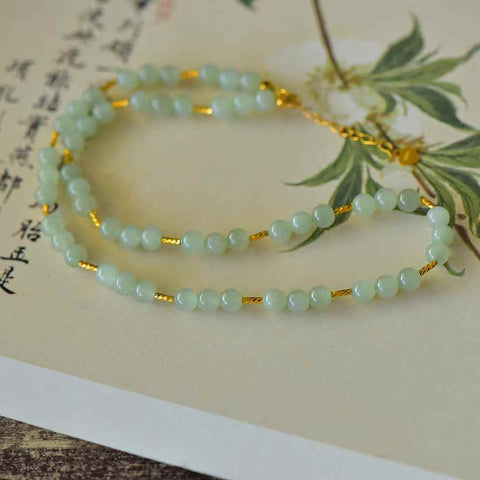 Giok Hetian 6085# (bahan air jernih), manik-manik 6mm dipasangkan dengan kalung lurus berbentuk bambu perak antik. Desainnya unik dan baru, gioknya hangat dan lembut, dan efek keseluruhannya memikat. Biaya kirim dan pajak sudah termasuk.