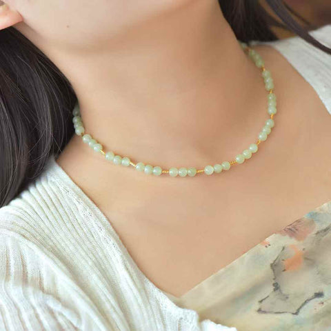 Giok Hetian 6085# (bahan air jernih), manik-manik 6mm dipasangkan dengan kalung lurus berbentuk bambu perak antik. Desainnya unik dan baru, gioknya hangat dan lembut, dan efek keseluruhannya memikat. Biaya kirim dan pajak sudah termasuk.