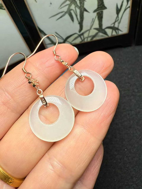 Anting giok Hetian "Peace Buckle", memancarkan keanggunan oriental~ Bertahtakan perak sterling 925 [mawar][mawar] Giok ini lembut dan hangat saat disentuh. Ukuran: sekitar 17,5×3mm. Biaya pengiriman dan pajak sudah termasuk.