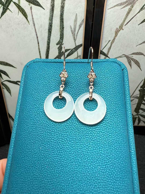 Anting giok Hetian "Peace Buckle", memancarkan keanggunan oriental~ Bertahtakan perak sterling 925 [mawar][mawar] Giok ini lembut dan hangat saat disentuh. Ukuran: sekitar 17,5×3mm. Biaya pengiriman dan pajak sudah termasuk.