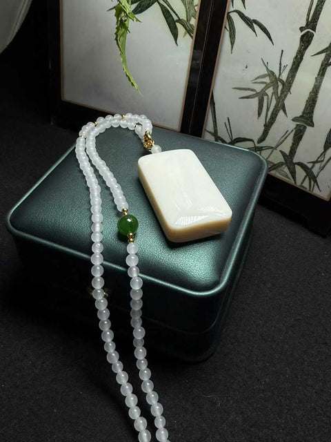 Liontin Kedamaian dan Keamanan dari batu giok Hetian Perkiraan dimensi: 43,8×25,5×12 mm Harga sudah termasuk ongkos kirim dan pajak.