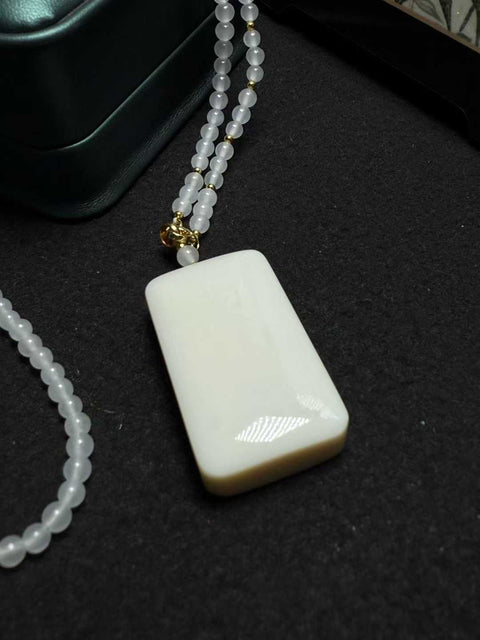 Liontin Kedamaian dan Keamanan dari batu giok Hetian Perkiraan dimensi: 43,8×25,5×12 mm Harga sudah termasuk ongkos kirim dan pajak.