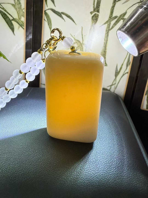 Liontin Kedamaian dan Keamanan dari batu giok Hetian Perkiraan dimensi: 43,8×25,5×12 mm Harga sudah termasuk ongkos kirim dan pajak.