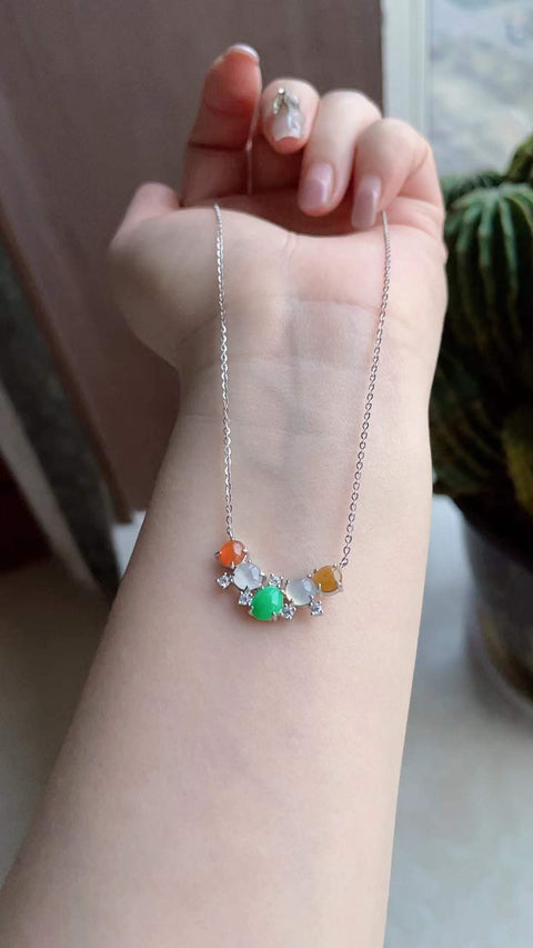 Kalung giok alami, bertahtakan perak sterling 925, terbuat dari giok tambang tua, dengan tekstur halus dan hangat. Perpaduan sempurna antara giok kuning dan hijau. Ukuran batu permata 5 x 6 mm. Harga sudah termasuk ongkos kirim dan pajak.