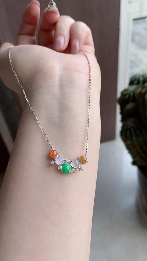 Kalung giok alami, bertahtakan perak sterling 925, terbuat dari giok tambang tua, dengan tekstur halus dan hangat. Perpaduan sempurna antara giok kuning dan hijau. Ukuran batu permata 5 x 6 mm. Harga sudah termasuk ongkos kirim dan pajak.