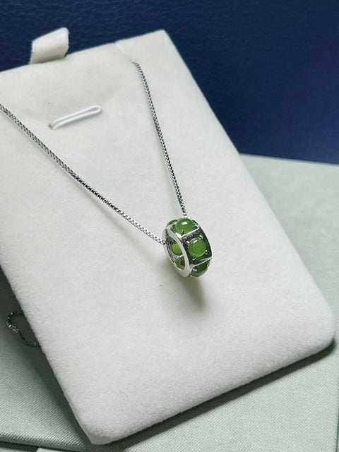Giok Hetian 'Lulu Tong' (berarti "keberuntungan dan kelancaran") bertahtakan perak 925. Perkiraan dimensi: 13 x 5,5 mm. Harga sudah termasuk ongkos kirim dan pajak.