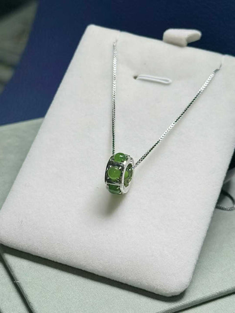 Giok Hetian 'Lulu Tong' (berarti "keberuntungan dan kelancaran") bertahtakan perak 925. Perkiraan dimensi: 13 x 5,5 mm. Harga sudah termasuk ongkos kirim dan pajak.