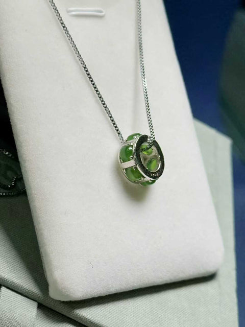 Giok Hetian 'Lulu Tong' (berarti "keberuntungan dan kelancaran") bertahtakan perak 925. Perkiraan dimensi: 13 x 5,5 mm. Harga sudah termasuk ongkos kirim dan pajak.