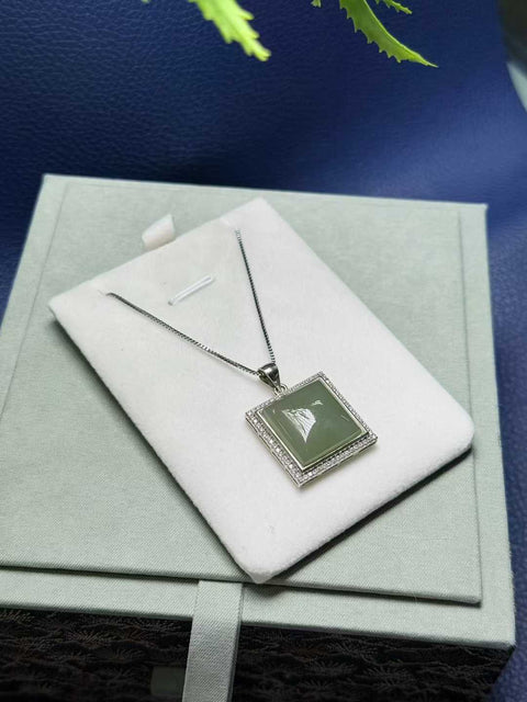 Liontin "Kedamaian dan Keamanan" giok Hetian - tatahan perak sterling 925. Ukuran sekitar 16 x 6 mm. Harga sudah termasuk ongkos kirim dan pajak.