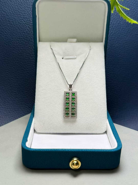 Jadeit alami – suara sempoa membawa kekayaan! Hijau cerah dan semarak! Bertahtakan perak sterling 925. Perkiraan dimensi: 24 x 11,5 x 5 mm. Termasuk ongkos kirim dan pajak.