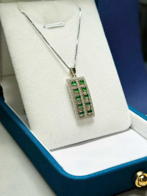 Jadeit alami – suara sempoa membawa kekayaan! Hijau cerah dan semarak! Bertahtakan perak sterling 925. Perkiraan dimensi: 24 x 11,5 x 5 mm. Termasuk ongkos kirim dan pajak.