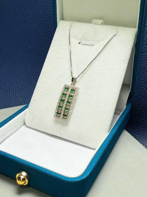 Jadeit alami – suara sempoa membawa kekayaan! Hijau cerah dan semarak! Bertahtakan perak sterling 925. Perkiraan dimensi: 24 x 11,5 x 5 mm. Termasuk ongkos kirim dan pajak.