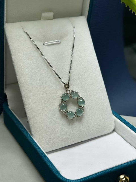 Liontin Donat Jadeite Bertahtakan Perak Sterling 925. Jadeite ini lembut, hangat, dan halus. Perkiraan ukuran: 19,5 x 4,5 mm. Sudah termasuk ongkos kirim dan pajak.