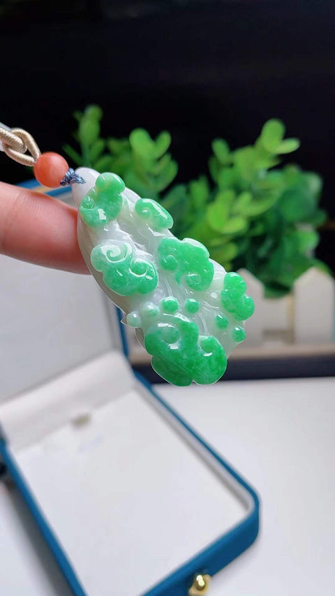 Kubis jadeit alami, melambangkan kekayaan yang melimpah, terbuat dari material tambang tua, dengan tekstur halus dan hangat, warna hijau cerah, dan rasio harga-kinerja yang sangat tinggi. Ukuran: 5,2 x 2,6 mm, termasuk ongkos kirim dan pajak.
